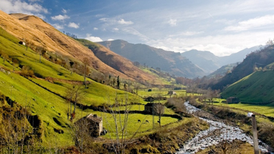 Los mejores destinos de España para viajar en grupo en otoño
